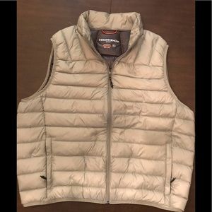 Men’s XL NWOT Hawks & Co. Sport Gray Down Vest.